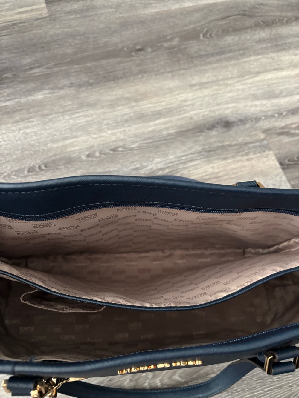 ⚜️Michael Kors Tote with Gold MK Charm - Picture 5 of 5